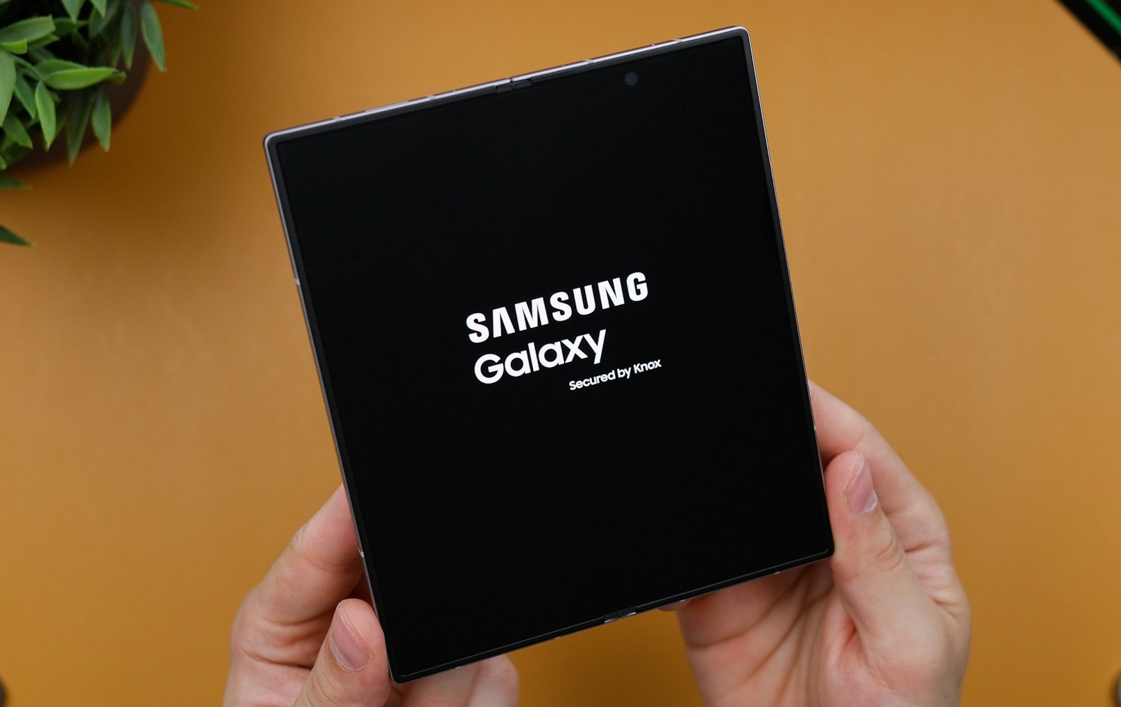 Samsung-Galaxy-Z-Fold-6-startup-screen - Online Tech Tips Samsung Galaxy Z Fold 6 startup screen